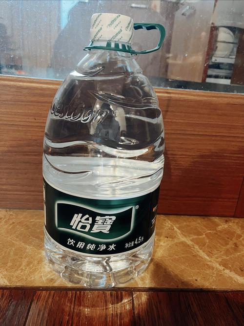 一直搞不懂怡宝的纯净水和农夫山泉的饮用天然水究竟有什么区别